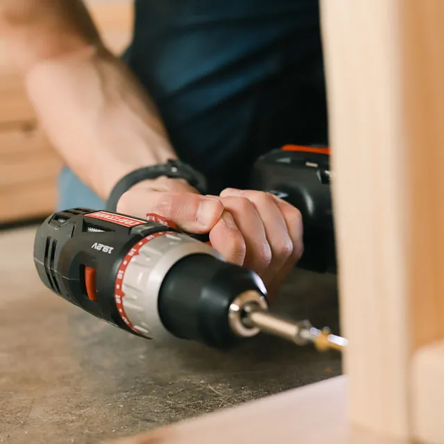 Mann skrur sammen møbel